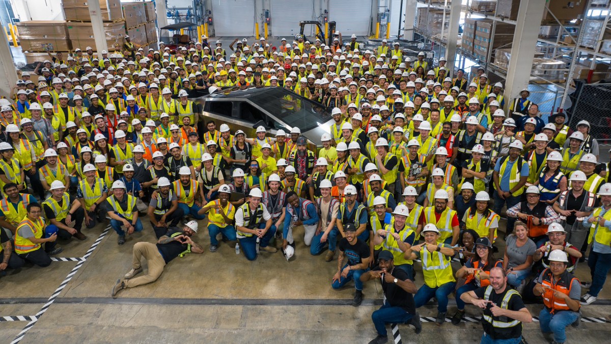 Photo de famille du premier Cybertruck produit // Source : Tesla Photo de famille du premier Cybertruck produit // Source : Tesla