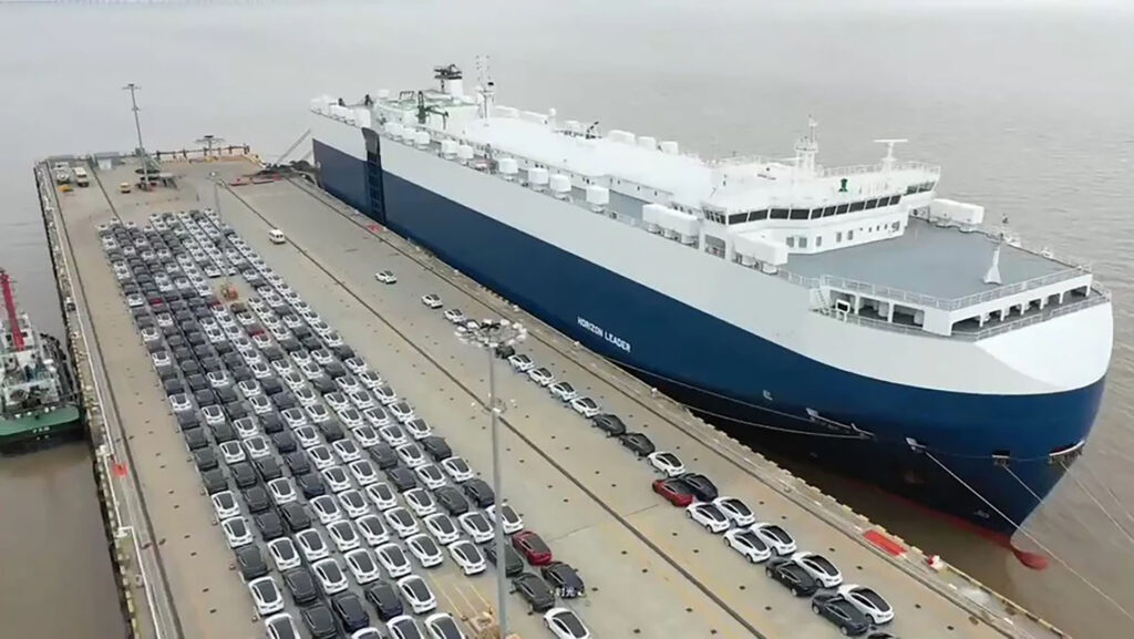 Des Tesla prêtes à embarquer à Shanghai // Source : @JayinShanghai/Twitter Des Tesla prêtes à embarquer à Shanghai // Source : @JayinShanghai/Twitter