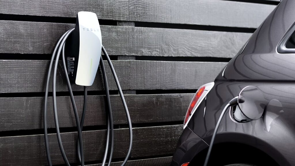 Un Tesla Wall Connector recharge une Fiat 500 électrique // Source : Tesla Un Tesla Wall Connector recharge une Fiat 500 électrique // Source : Tesla