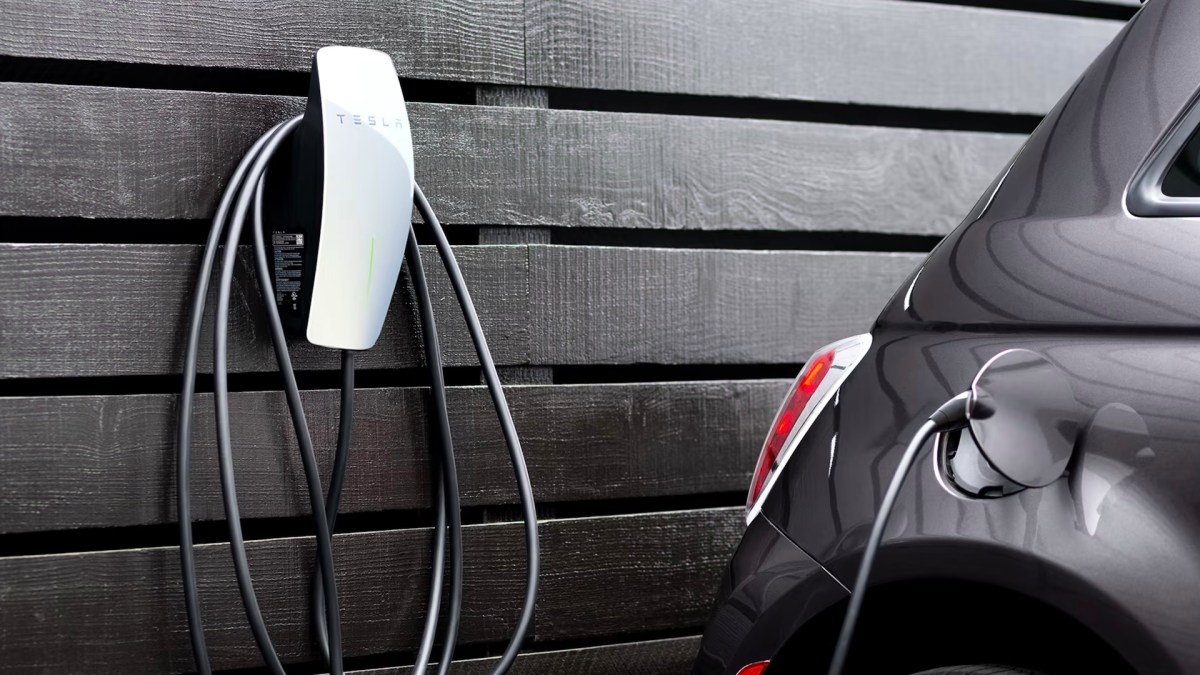 Un Tesla Wall Connector recharge une Fiat 500 électrique // Source : Tesla Un Tesla Wall Connector recharge une Fiat 500 électrique // Source : Tesla