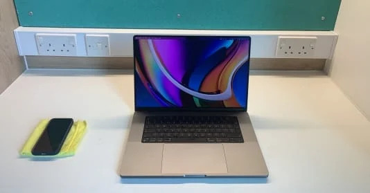 Le MacBook Pro et l'iPhone 13 mini utilisés pour le test. // Source : arxiv.org Le MacBook Pro et l'iPhone 13 mini utilisés pour le test. // Source : arxiv.org