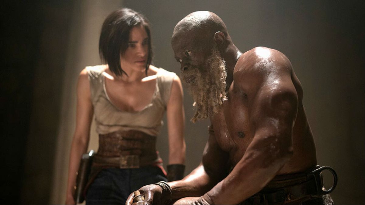 Djimon Hounsou est Titus, ici aux côtés de Kora (Sofia Boutella). // Source : Netflix Djimon Hounsou est Titus, ici aux côtés de Kora (Sofia Boutella). // Source : Netflix