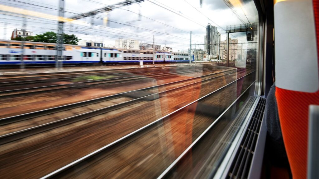 Dans le train. // Source : Canva Dans le train. // Source : Canva
