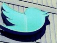 Le logo de Twitter sur la façade de l'entreprise // Source : Capture d'écran Numerama