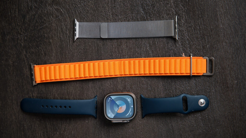 L'Apple Watch Ultra avec différents bracelets. Celui mis en avant par Apple, en orange, n'est pas très beau. On préfère nos autres bracelets issus des autres Watch. // Source : Thomas Ancelle / Numerama L'Apple Watch Ultra avec différents bracelets. Celui mis en avant par Apple, en orange, n'est pas très beau. On préfère nos autres bracelets issus des autres Watch. // Source : Thomas Ancelle / Numerama