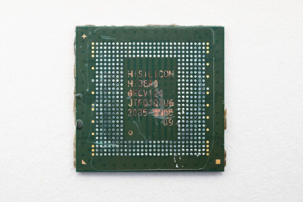 La fameuse puce Kirin 9000s, extraite par Bloomberg. La fameuse puce Kirin 9000s, extraite par Bloomberg.
