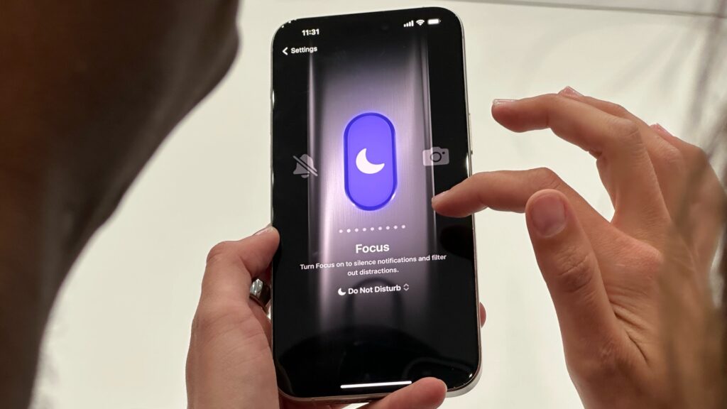 Les réglages de l'iPhone 15 Pro Max. L'interface choisie par Apple est étrangement ambitieuse. Les réglages de l'iPhone 15 Pro Max. L'interface choisie par Apple est étrangement ambitieuse.