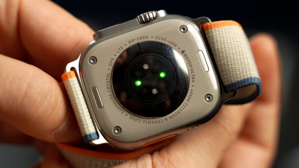 Les capteurs de l'Apple Watch Ultra 2 // Source : Thomas Ancelle pour Numerama Les capteurs de l'Apple Watch Ultra 2 // Source : Thomas Ancelle pour Numerama