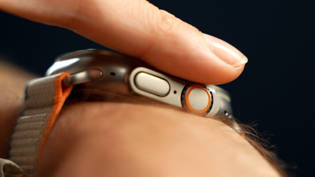 L'Apple Watch Ultra 2 est toujours une vraie merveille de design. Tout est millimétré. // Source : Thomas Ancelle pour Numerama L'Apple Watch Ultra 2 est toujours une vraie merveille de design. Tout est millimétré. // Source : Thomas Ancelle pour Numerama