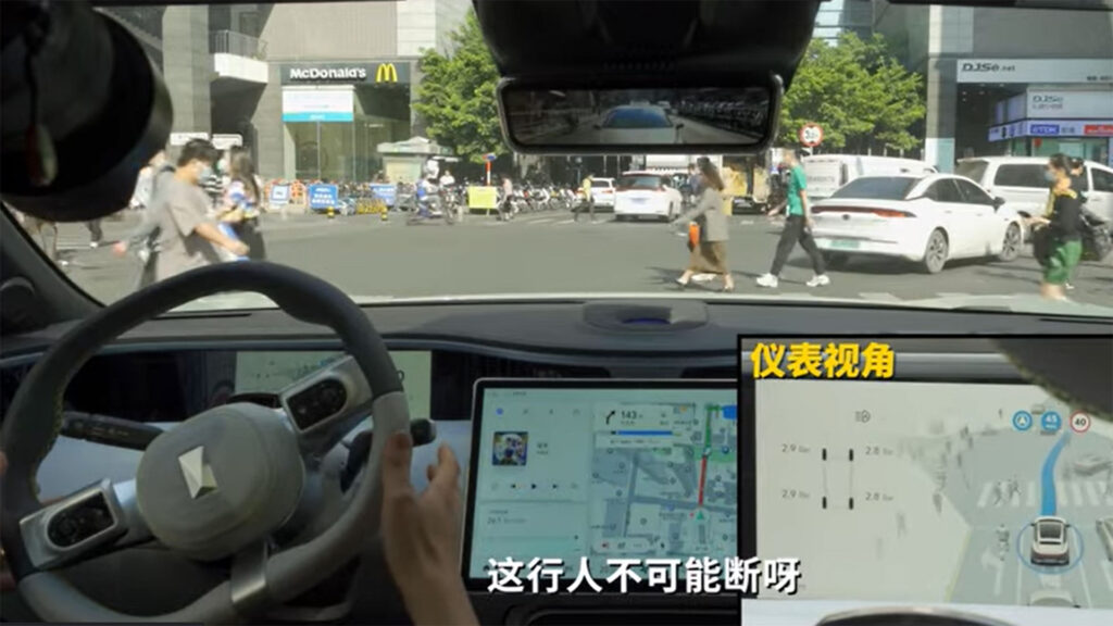 Test de la conduite autonome Avatr 11 en ville // Source : Cheney Li - Youtube Test de la conduite autonome Avatr 11 en ville // Source : Cheney Li - Youtube