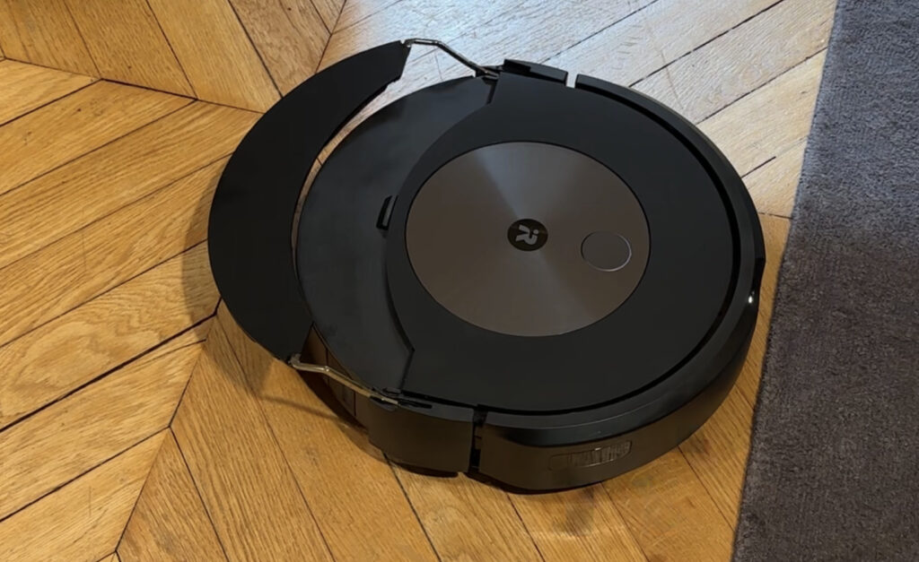 Le nouvel aspirateur d'iRobot peut se transformer en serpillère sans être désiquilibré. Le nouvel aspirateur d'iRobot peut se transformer en serpillère sans être désiquilibré.