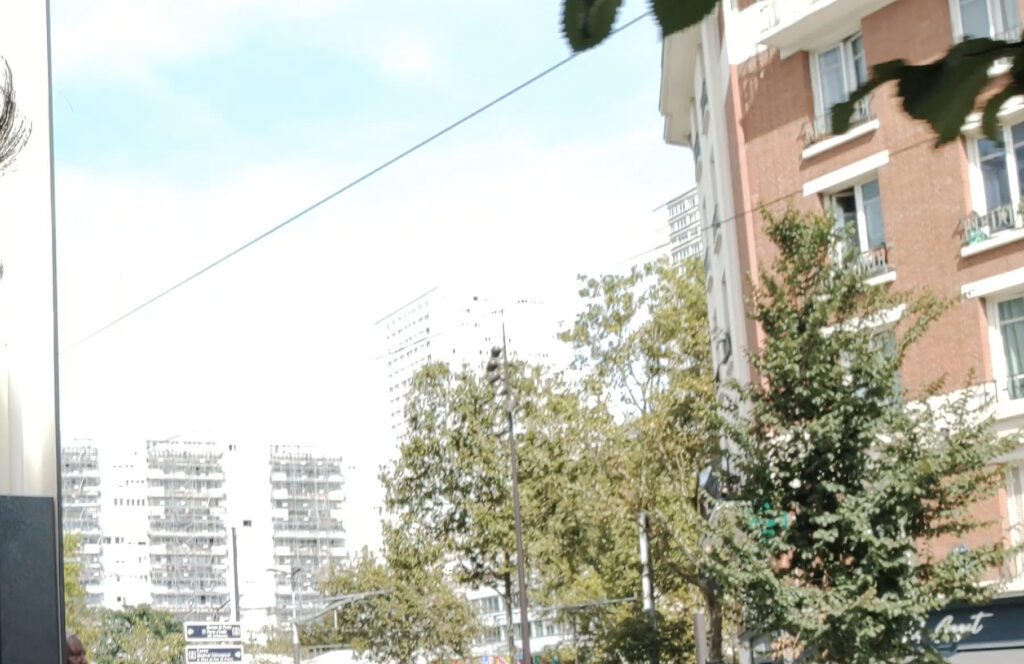 Capture d'écran d'une vidéo prise avec le Fairphone 5. Le ciel est surexposé, le rendu HDR est catastrophique, les feuilles sont pixelisées… Une belle illustration des défauts logiciels de l'appareil photo. Capture d'écran d'une vidéo prise avec le Fairphone 5. Le ciel est surexposé, le rendu HDR est catastrophique, les feuilles sont pixelisées… Une belle illustration des défauts logiciels de l'appareil photo.