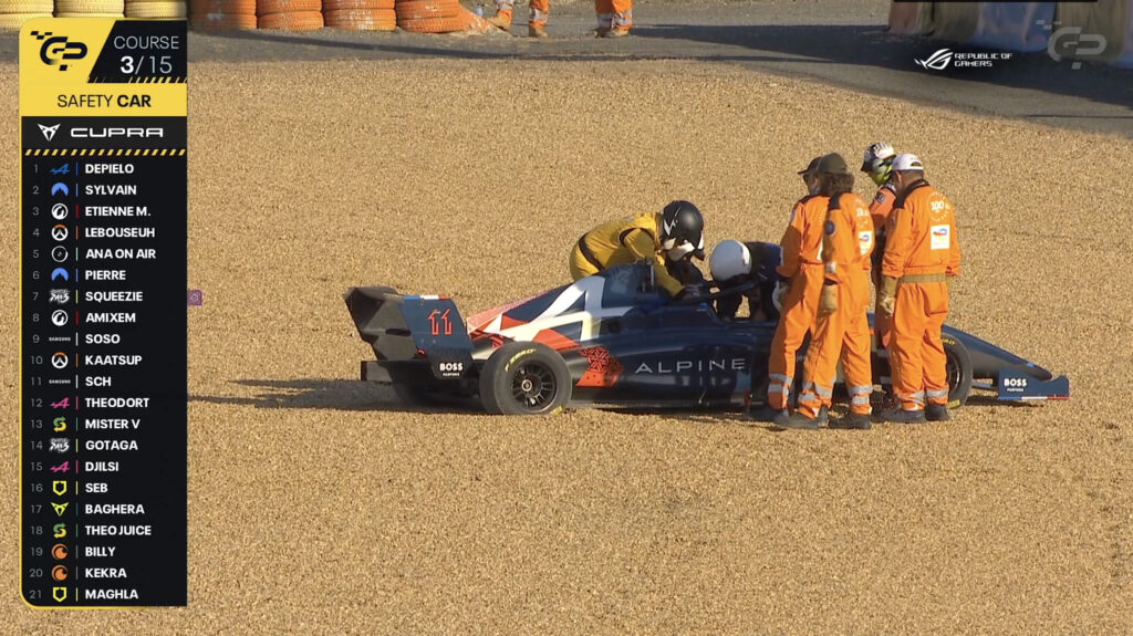 L'accident entre Maxime Biaggi et Manon Lanza // Source : Capture d'écran Numerama L'accident entre Maxime Biaggi et Manon Lanza // Source : Capture d'écran Numerama