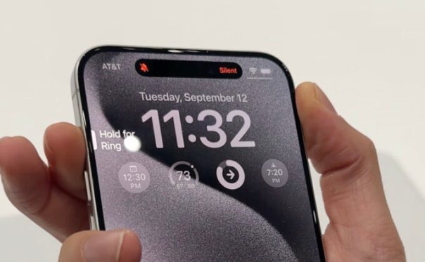 Quand on touche le bouton Action, il prévient qu'il faut le maintenir enfoncé. Quand on touche le bouton Action, il prévient qu'il faut le maintenir enfoncé.