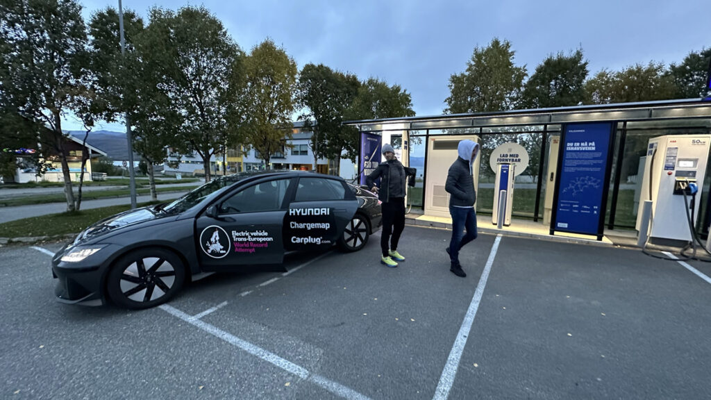 La dernière recharge avant le Cap Nord // Source : La Chaine EV La dernière recharge avant le Cap Nord // Source : La Chaine EV