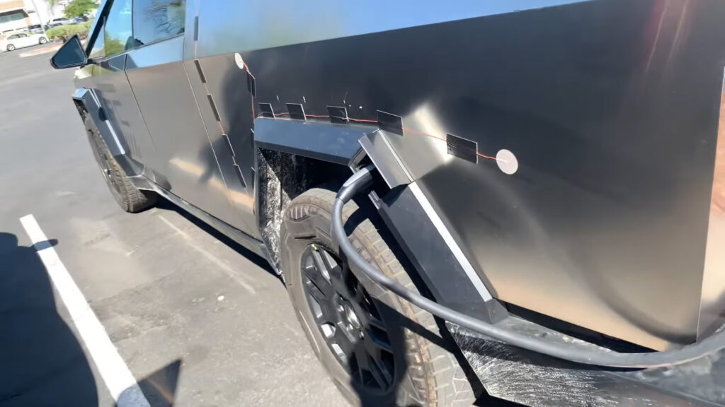 Compliqué de charger le Cybertruck // Source : Extrait Youtube - Tesla Uber Guy Compliqué de charger le Cybertruck // Source : Extrait Youtube - Tesla Uber Guy