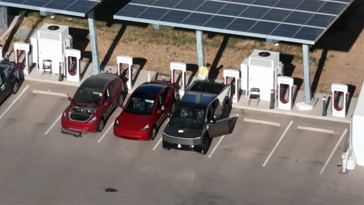 Cybertruck en supercharge // Source : Extrait Youtube - Joe Tegtmeyer Cybertruck en supercharge // Source : Extrait Youtube - Joe Tegtmeyer