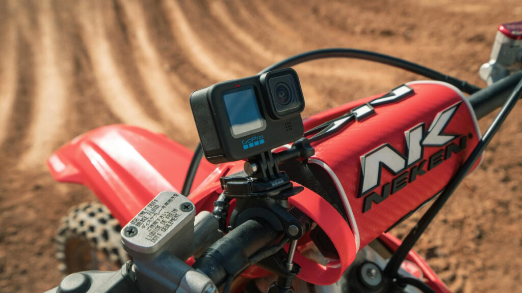 Les GoPro peuvent se fixer à presque tout, à condition d'avoir les bons accessoires // Source : GoPro Les GoPro peuvent se fixer à presque tout, à condition d'avoir les bons accessoires // Source : GoPro