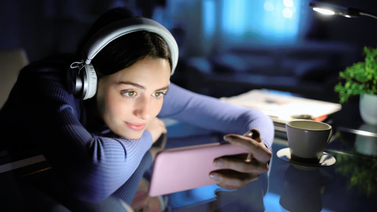 smartphone nuit // Source : Adobe Stock smartphone nuit // Source : Adobe Stock