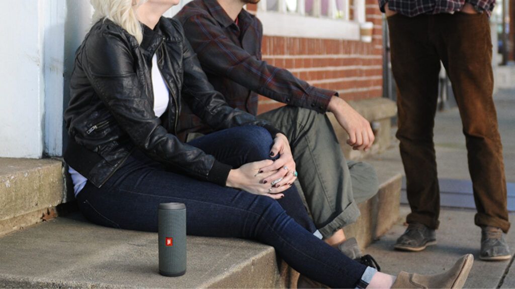 JBL Charge Essential est uneenceinte discrète // Source : JBL JBL Charge Essential est uneenceinte discrète // Source : JBL