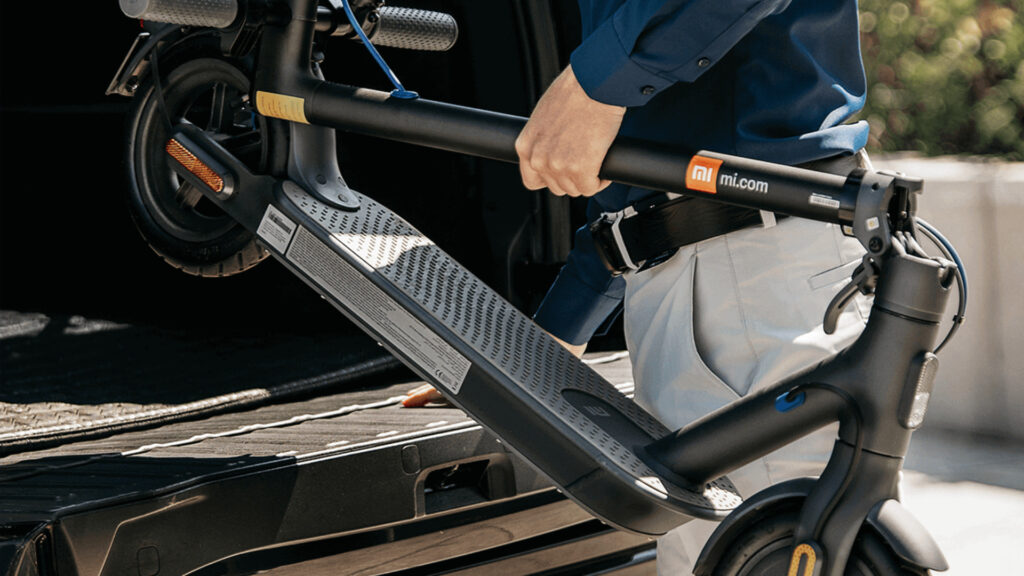 Le pliage de la Scooter 3 est facile et rapide // Source : Xiaomi Le pliage de la Scooter 3 est facile et rapide // Source : Xiaomi
