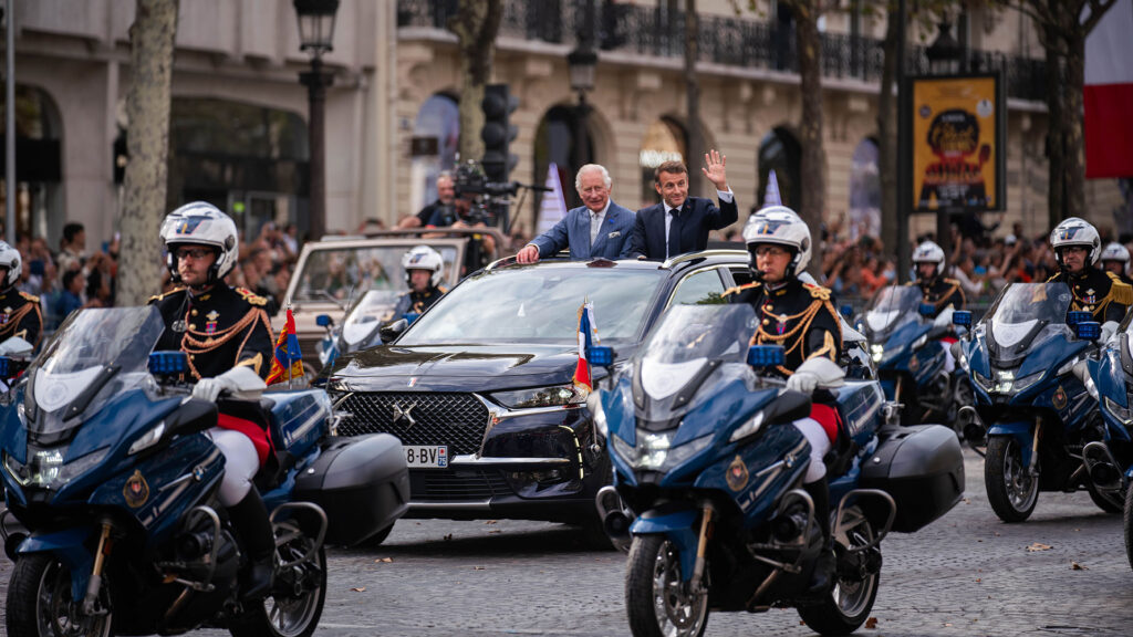 DS 7 Crossback présidentielle avec Emmanuel Macron et le Roi Charles III // Source : DS DS 7 Crossback présidentielle avec Emmanuel Macron et le Roi Charles III // Source : DS