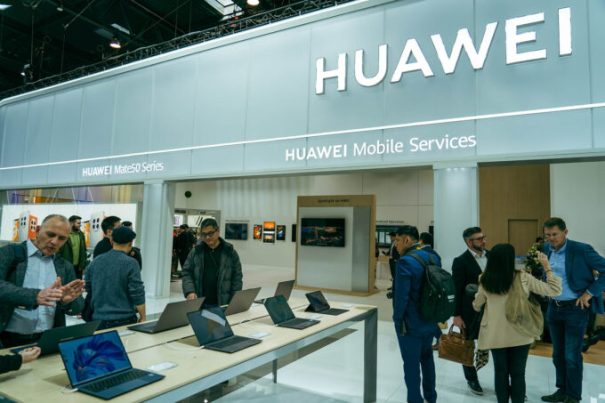 Avec un double ADN de concepteur de produits B2C et B2B, Huawei fait vivre dans son sillage de très nombreuses entreprises, surtout dans les domaines de pointe // Source : Adrian Branco / Numerama Avec un double ADN de concepteur de produits B2C et B2B, Huawei fait vivre dans son sillage de très nombreuses entreprises, surtout dans les domaines de pointe // Source : Adrian Branco / Numerama
