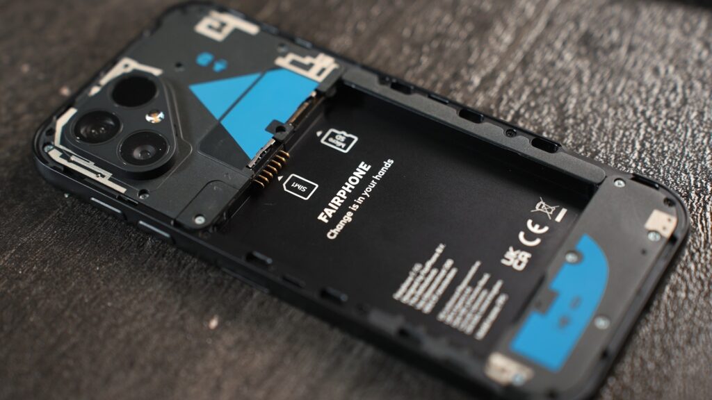 Le Fairphone 5 sans dos et sans batterie. // Source : Numerama Le Fairphone 5 sans dos et sans batterie. // Source : Numerama