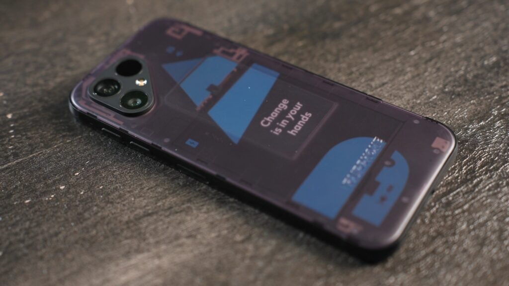 Il existe des versions avec un dos clair, mais le Fairphone 5 que nous avons testé a un dos transparent. Assez cool ! Il existe des versions avec un dos clair, mais le Fairphone 5 que nous avons testé a un dos transparent. Assez cool !