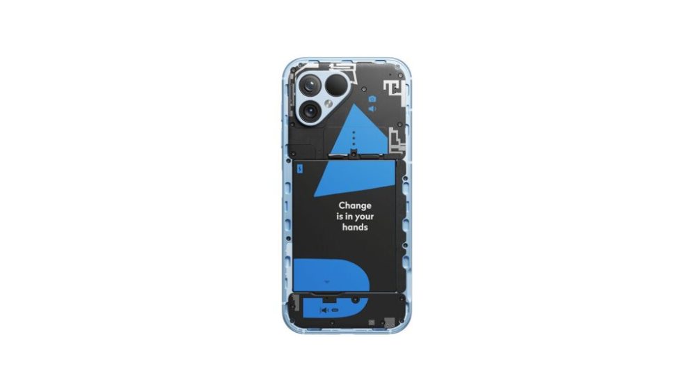 Le Fairphone 5 s'habille d'une coque semi transparente laissant apparaitre les composants au dos Le Fairphone 5 s'habille d'une coque semi transparente laissant apparaitre les composants au dos