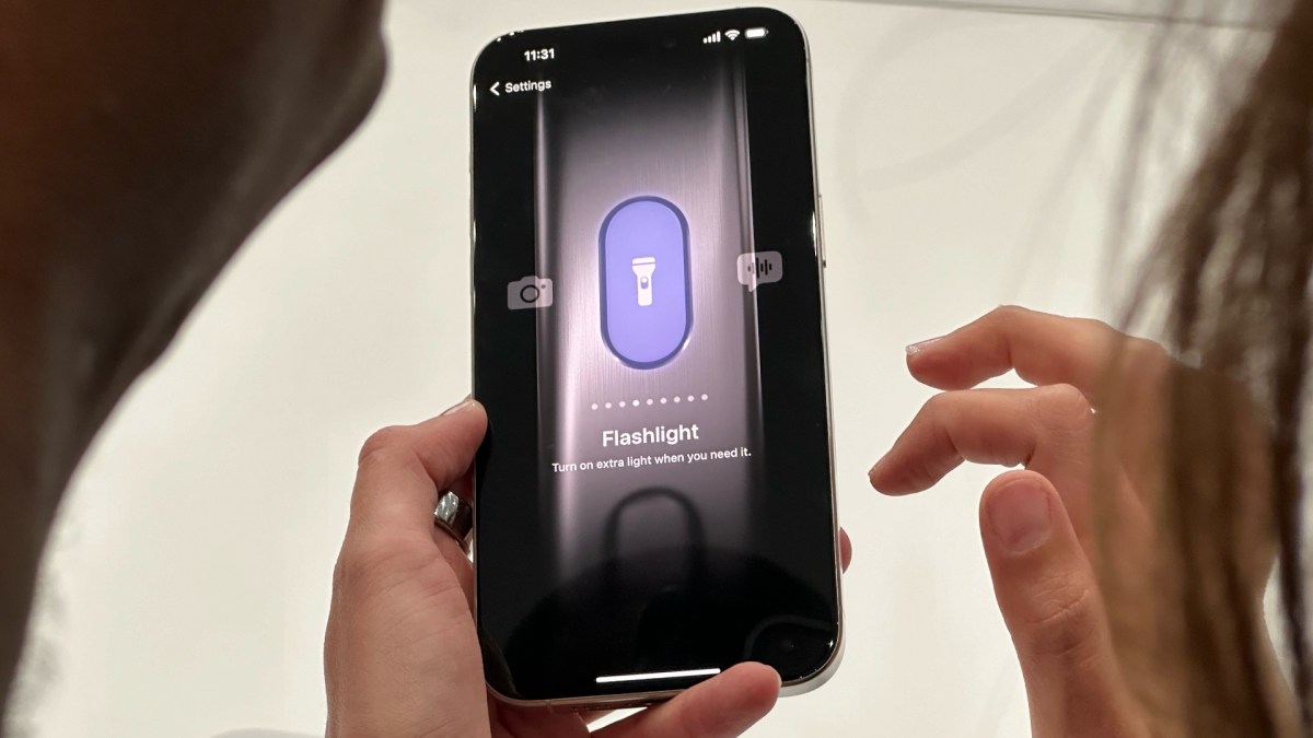 Le bouton Action de l'iPhone 15 Pro permet d'activer la lampe torche, entre autres. // Source : Numerama Le bouton Action de l'iPhone 15 Pro permet d'activer la lampe torche, entre autres. // Source : Numerama