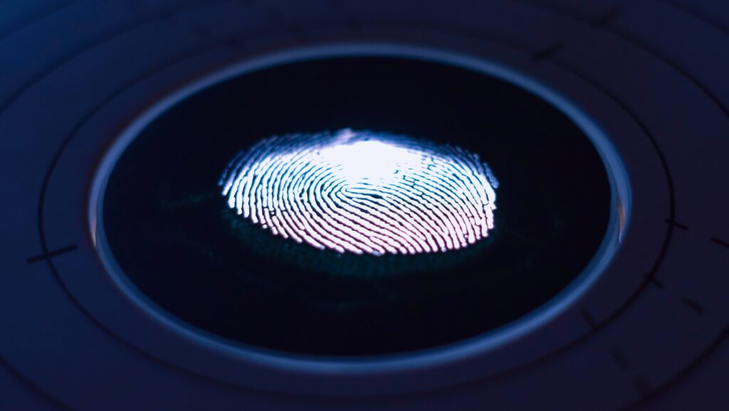 Déverrouiller son smartphone avec la biométrie, c'est bien, mais il faut aussi adopter un code PIN fort // Source : G. Prentzas via Unsplash Déverrouiller son smartphone avec la biométrie, c'est bien, mais il faut aussi adopter un code PIN fort // Source : G. Prentzas via Unsplash