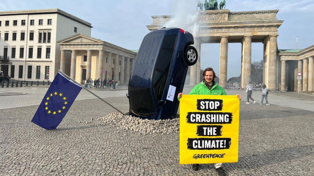 Manifestation Greenpeace anti SUV // Source : Greenpeace Manifestation Greenpeace anti SUV // Source : Greenpeace
