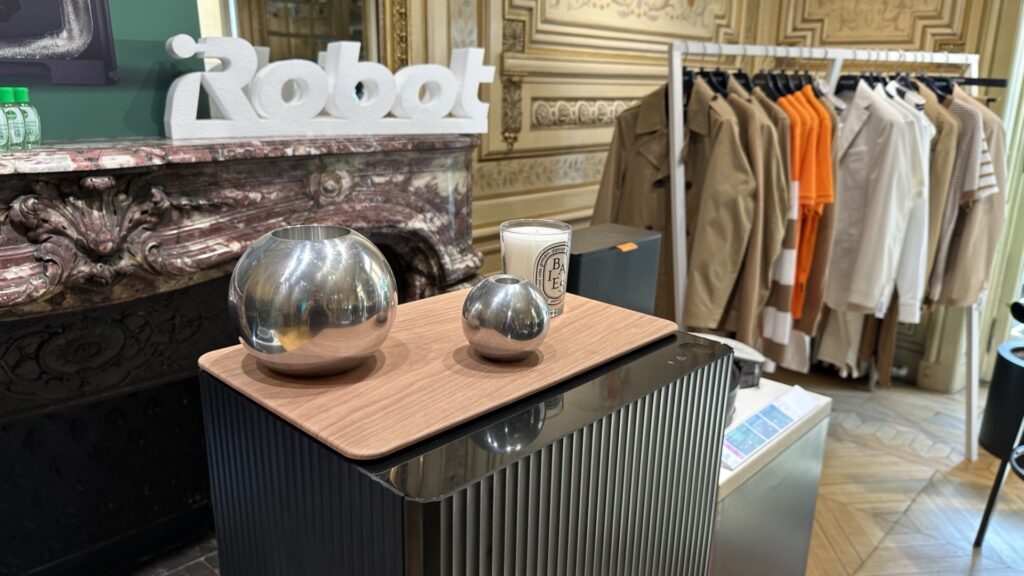 Un dock ou une table de nuit ? Chacun son point de vue. Un dock ou une table de nuit ? Chacun son point de vue.