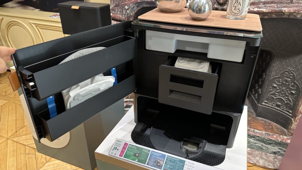À l'intérieur du dock, il y a plusieurs rangements. La saleté, l'eau, des modules de remplacement… On peut même y cacher des choses. À l'intérieur du dock, il y a plusieurs rangements. La saleté, l'eau, des modules de remplacement… On peut même y cacher des choses.