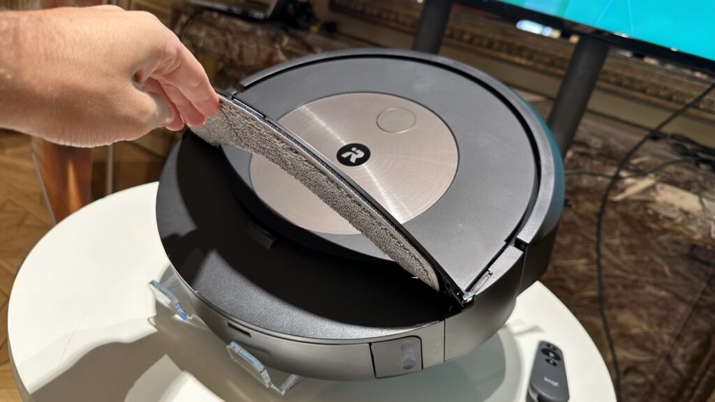 Le fameux module serpillère du Roomba j9+. Il peut passer sous l'aspirateur tout seul, comme une voiture décapotable. Le fameux module serpillère du Roomba j9+. Il peut passer sous l'aspirateur tout seul, comme une voiture décapotable.
