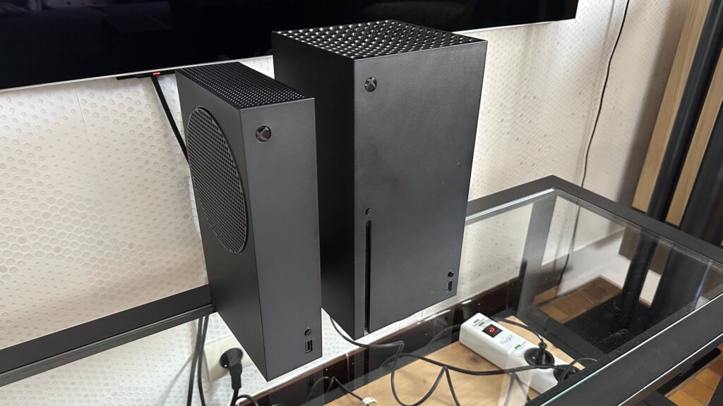 Xbox Series S (noire) et Xbox Series X (noire) // Source : Maxime Claudel pour Numerama Xbox Series S (noire) et Xbox Series X (noire) // Source : Maxime Claudel pour Numerama