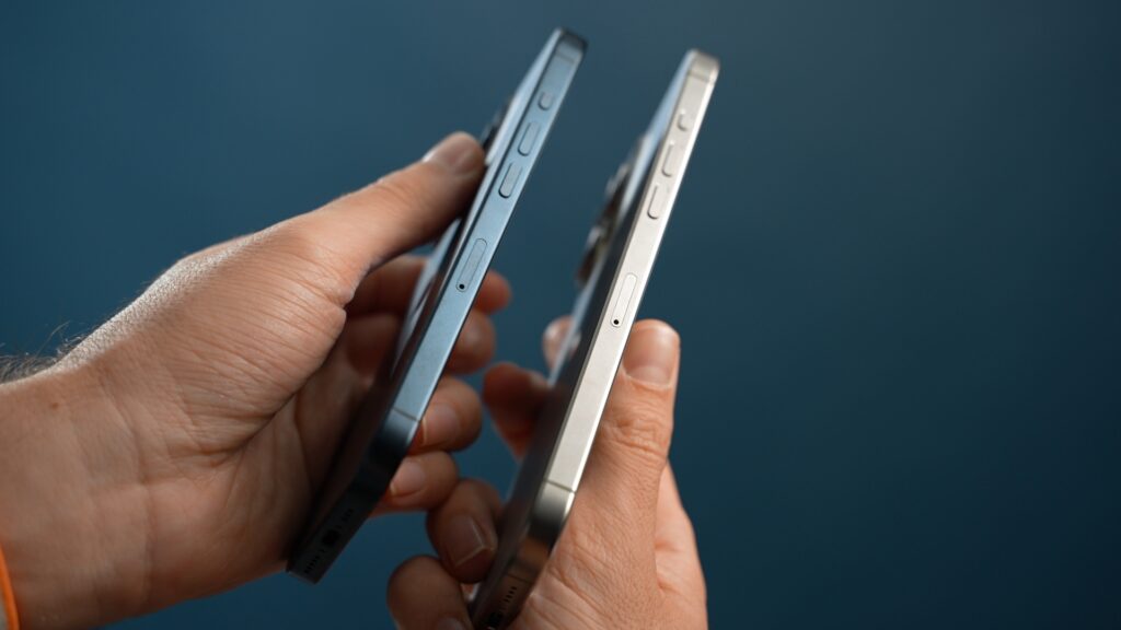 iPhone 15 Pro Max et iPhone 15 Pro : la tranche en titane // Source : Thomas Ancelle / Numerama iPhone 15 Pro Max et iPhone 15 Pro : la tranche en titane // Source : Thomas Ancelle / Numerama