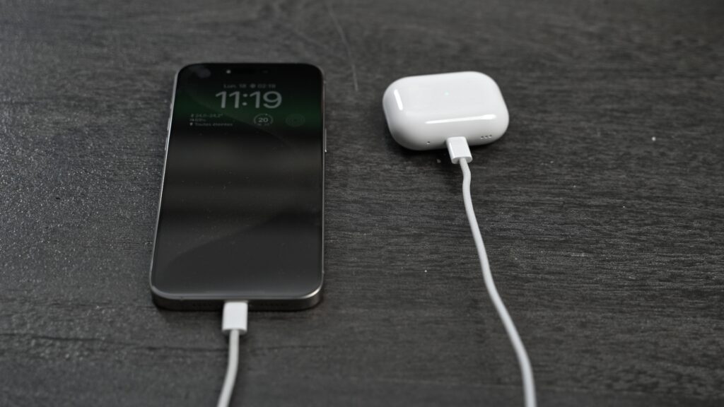 Avec l'iPhone 15, l'ère du câble unique arrive // Source : Thomas Ancelle / Numerama Avec l'iPhone 15, l'ère du câble unique arrive // Source : Thomas Ancelle / Numerama
