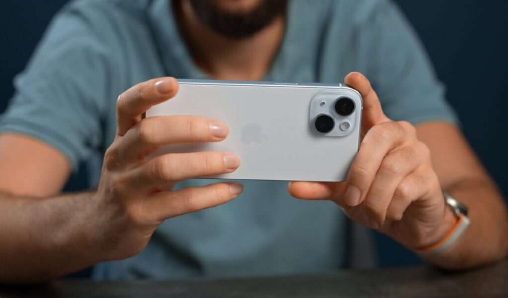 iPhone 15 et iPhone 15 Plus // Source : Thomas Ancelle / Numerama iPhone 15 et iPhone 15 Plus // Source : Thomas Ancelle / Numerama