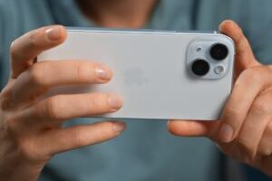 iPhone 15 et iPhone 15 Plus // Source : Thomas Ancelle / Numerama iPhone 15 et iPhone 15 Plus // Source : Thomas Ancelle / Numerama