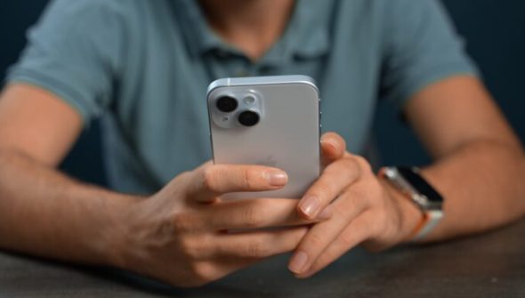 iPhone 15 et iPhone 15 Plus // Source : Thomas Ancelle / Numerama iPhone 15 et iPhone 15 Plus // Source : Thomas Ancelle / Numerama