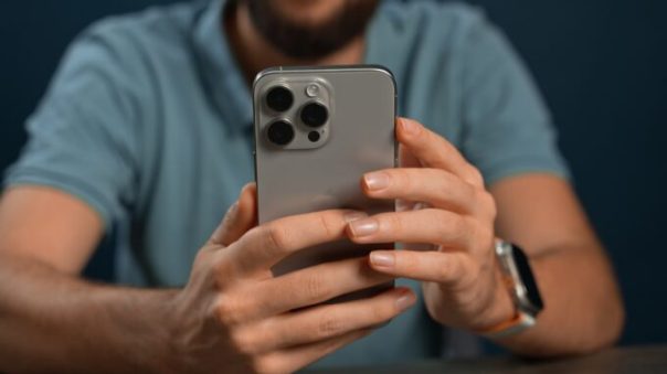 iPhone 15 Pro Max // Source : Thomas Ancelle / Numerama iPhone 15 Pro Max // Source : Thomas Ancelle / Numerama