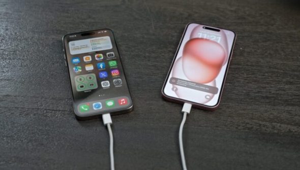 iPhone 15 et iPhone 15 Plus // Source : Thomas Ancelle / Numerama iPhone 15 et iPhone 15 Plus // Source : Thomas Ancelle / Numerama