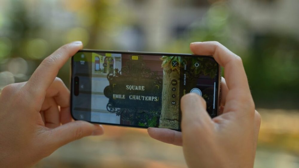 Dès que l'on dépasse le zoom x8, iPhone 15 Pro Max affiche une mini-carte dans un coin de l'écran. // Source : Thomas Ancelle / Numerama
