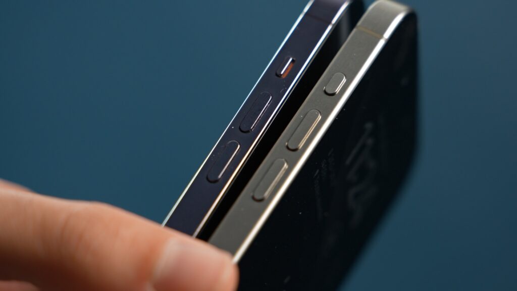 iPhone 15 Pro Max et iPhone 15 arborent tous les deux un nouveau bouton nommé « Action ». Game changer ? // Source : Thomas Ancelle / Numerama iPhone 15 Pro Max et iPhone 15 arborent tous les deux un nouveau bouton nommé « Action ». Game changer ? // Source : Thomas Ancelle / Numerama