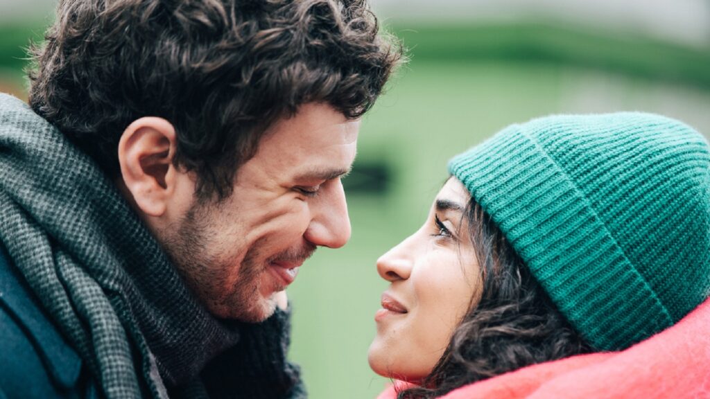 Camélia Jordana s'évanouit d'amour pour Théo Navarro-Mussy dans Irrésistible // Source : Disney+ Camélia Jordana s'évanouit d'amour pour Théo Navarro-Mussy dans Irrésistible // Source : Disney+