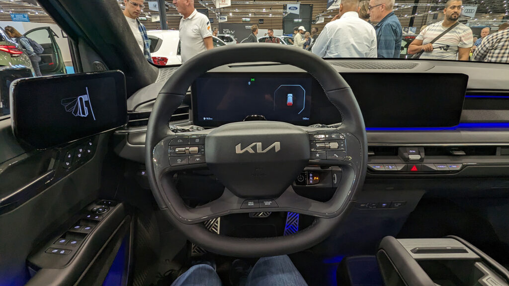 En position de conduite sur l'EV9 // Source : Raphaelle Baut En position de conduite sur l'EV9 // Source : Raphaelle Baut