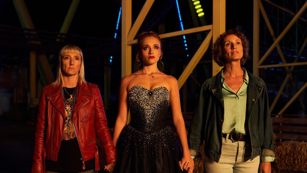 La famille Lamy est ultra badass dans Killer Coaster // Source : Prime Video / Amazon Studios La famille Lamy est ultra badass dans Killer Coaster // Source : Prime Video / Amazon Studios