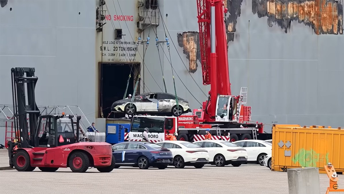 Mercedes EQE brulée sur le Fremantle Highway // Source : Capture vidéo Eemskrant Mercedes EQE brulée sur le Fremantle Highway // Source : Capture vidéo Eemskrant